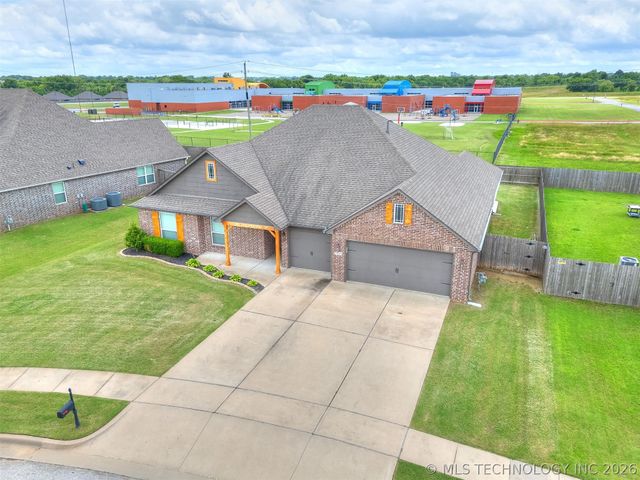 7025 E Oak Ridge Street, Broken Arrow, OK 74014