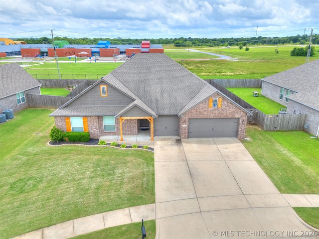 7025 E Oak Ridge Street, Broken Arrow, OK 74014