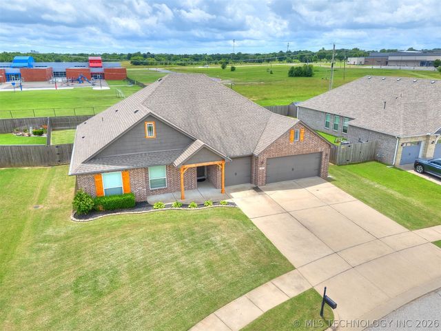7025 E Oak Ridge Street, Broken Arrow, OK 74014