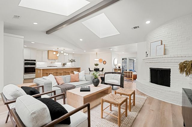 9376 Briarhurst Drive, Dallas, TX 75243