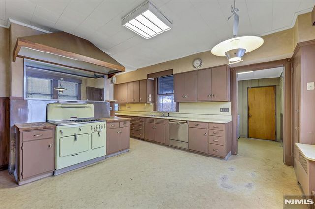 16 Mountain Avenue, Montclair, NJ 07042