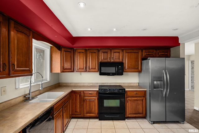 200 CAMPANILE Drive, East Peoria, IL 61611