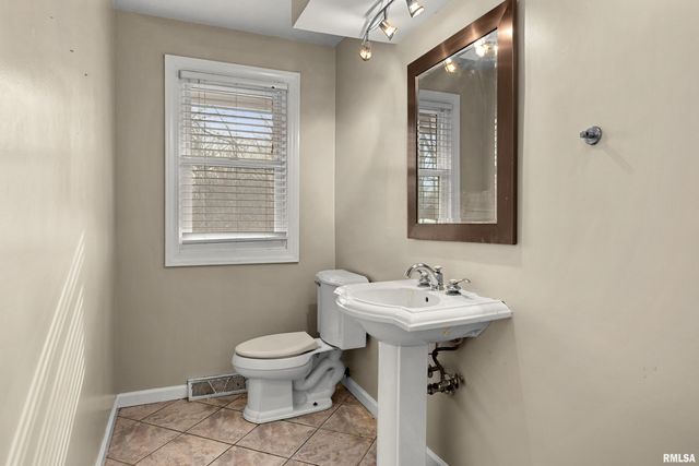 200 CAMPANILE Drive, East Peoria, IL 61611