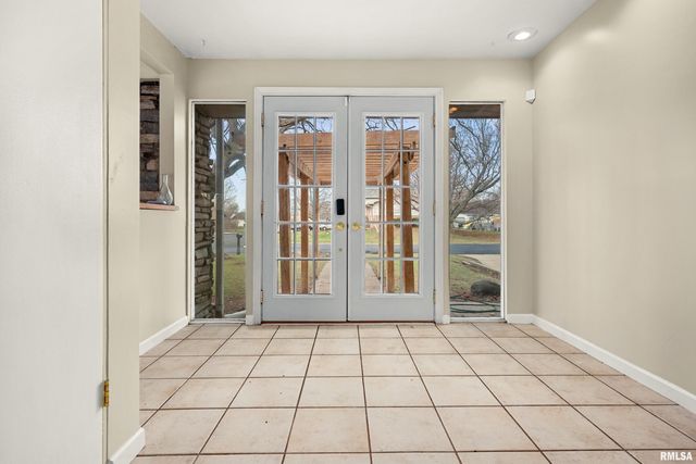 200 CAMPANILE Drive, East Peoria, IL 61611