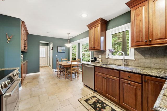 7 Great Neck Court, Huntington, NY 11743