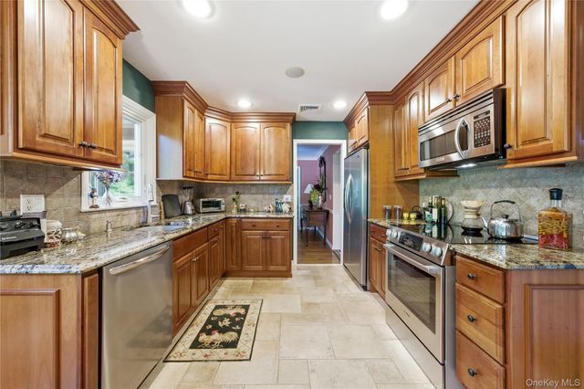 7 Great Neck Court, Huntington, NY 11743