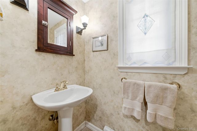 7 Great Neck Court, Huntington, NY 11743