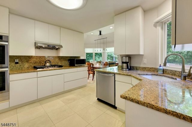 14 Robinhood Dr, Mountain Lakes Boro, NJ 07046