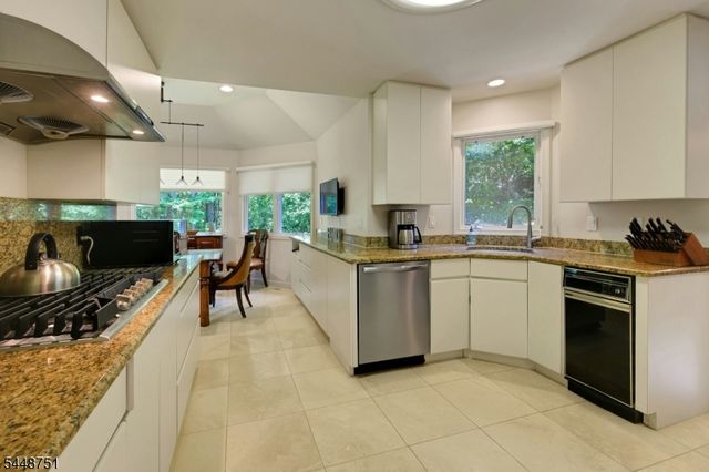 14 Robinhood Dr, Mountain Lakes Boro, NJ 07046