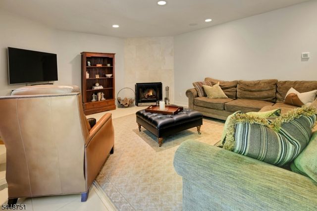 14 Robinhood Dr, Mountain Lakes Boro, NJ 07046
