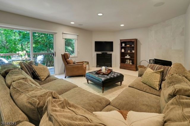 14 Robinhood Dr, Mountain Lakes Boro, NJ 07046