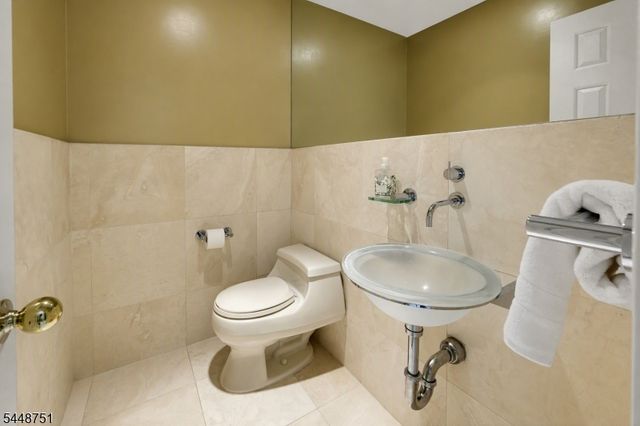 14 Robinhood Dr, Mountain Lakes Boro, NJ 07046