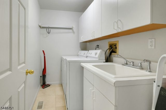 14 Robinhood Dr, Mountain Lakes Boro, NJ 07046