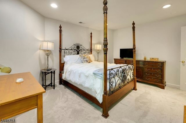 14 Robinhood Dr, Mountain Lakes Boro, NJ 07046