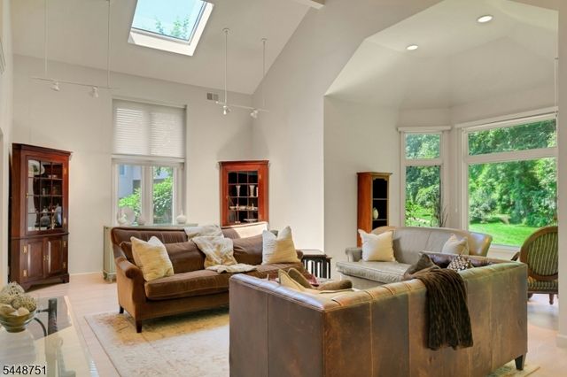 14 Robinhood Dr, Mountain Lakes Boro, NJ 07046