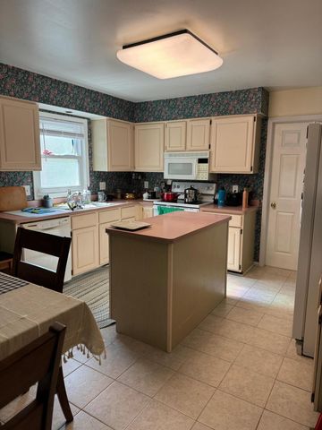456 Essex Drive, Rochester Hills, MI 48307