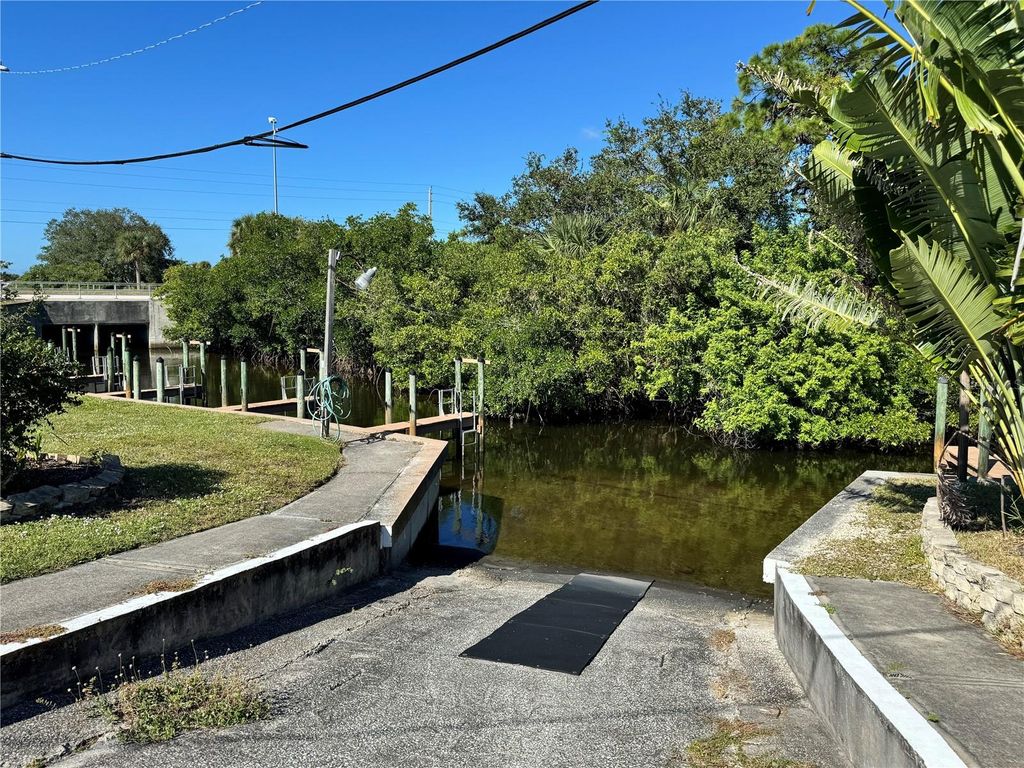 Image 3 of property listing at 1891 ENGLEWOOD ROAD 39, Englewood, FL 34223