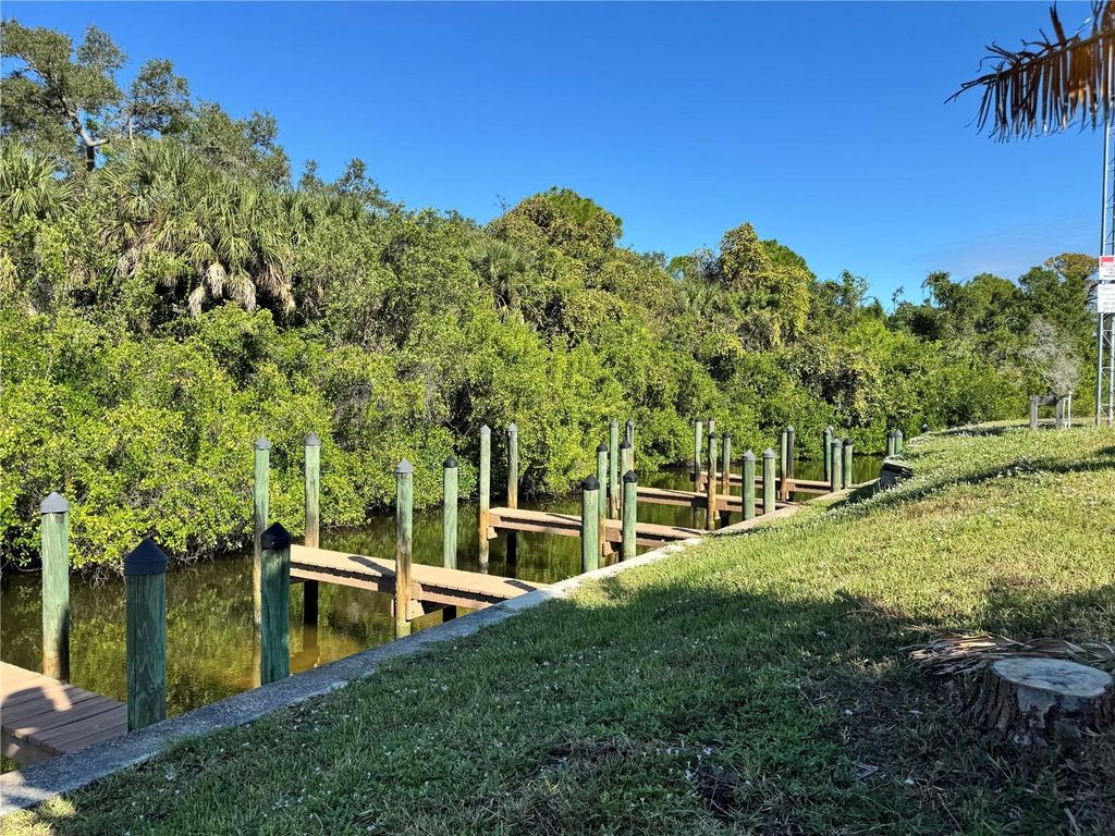 Image 4 of property listing at 1891 ENGLEWOOD ROAD 39, Englewood, FL 34223