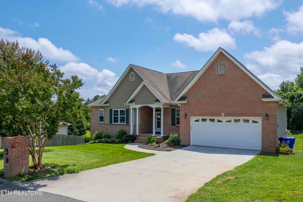 8111 Campbells Point Rd, Corryton, TN 37721