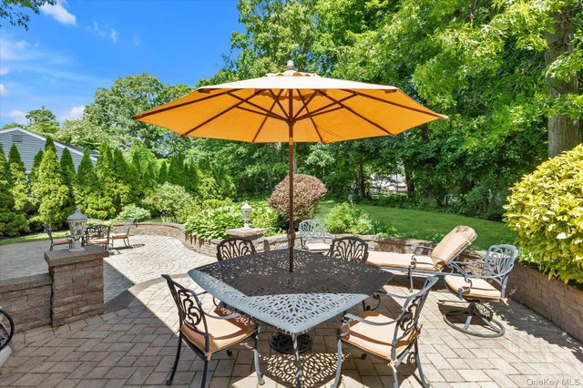19 Cottage Court, Huntington Station, NY 11746