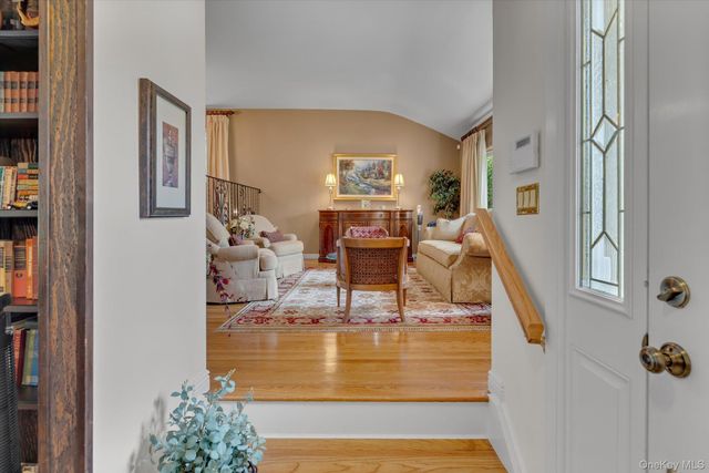 19 Cottage Court, Huntington Station, NY 11746