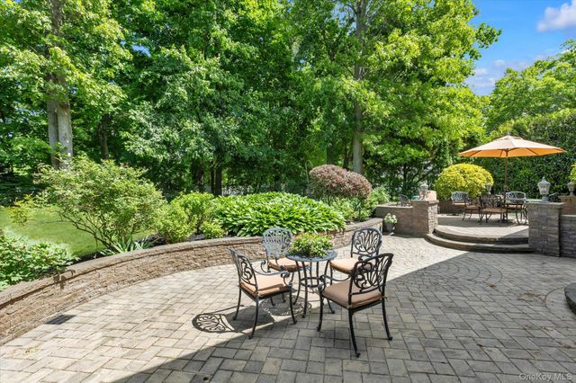 19 Cottage Court, Huntington Station, NY 11746