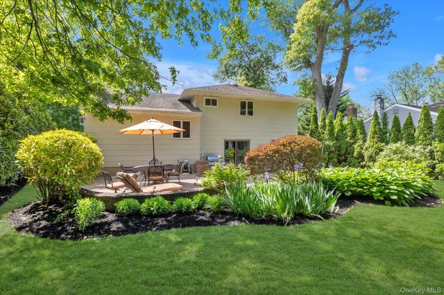 19 Cottage Court, Huntington Station, NY 11746