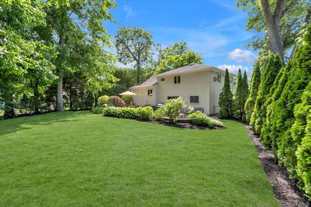 19 Cottage Court, Huntington Station, NY 11746