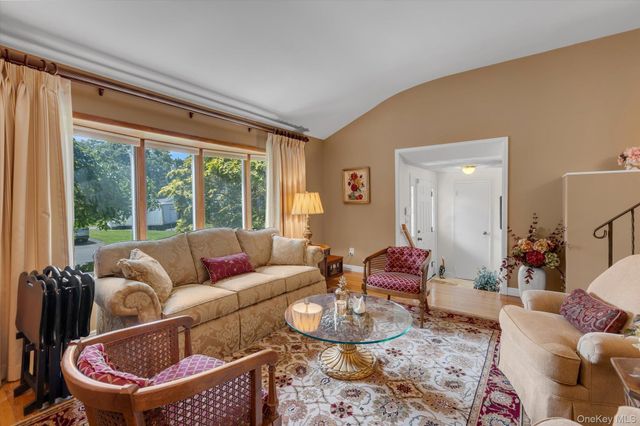 19 Cottage Court, Huntington Station, NY 11746