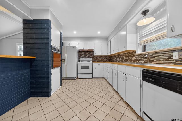 901 Rhodes, Tyler, TX 75701