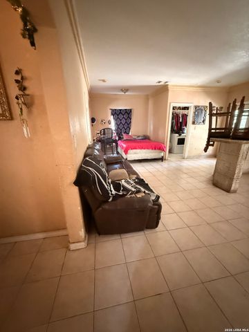 535 E EDMONDS AVE, San Antonio, TX 78214