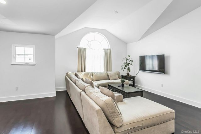 704 Breton Way 704, Glen Cove, NY 11542