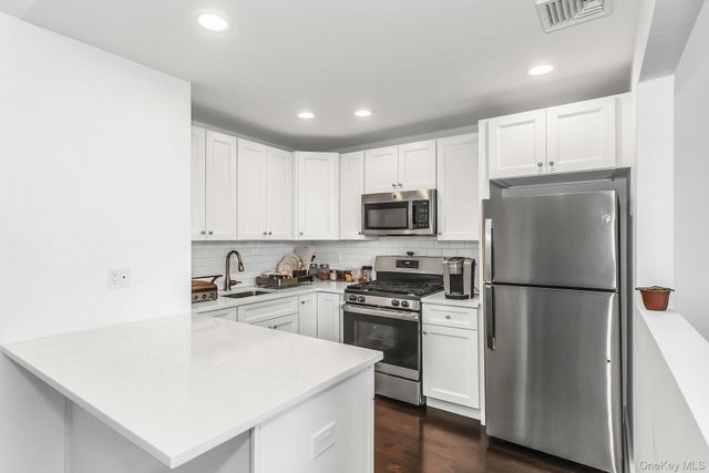 704 Breton Way 704, Glen Cove, NY 11542