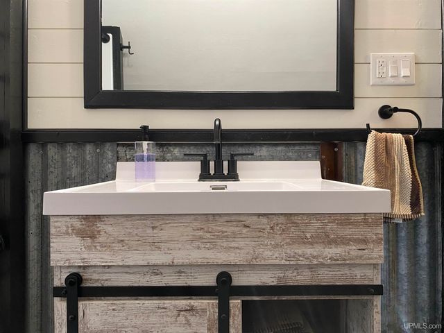 1105 Cottage Row, Hancock, MI 49930