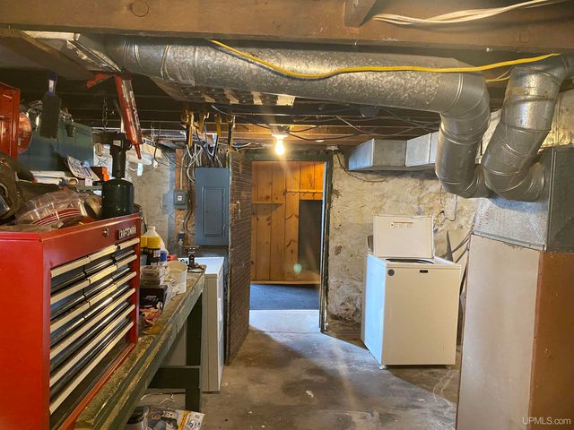 1105 Cottage Row, Hancock, MI 49930