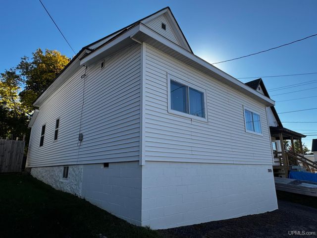 1105 Cottage Row, Hancock, MI 49930