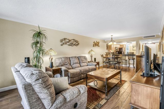 6427 CORAL LAKE Drive 303, Margate, FL 33063