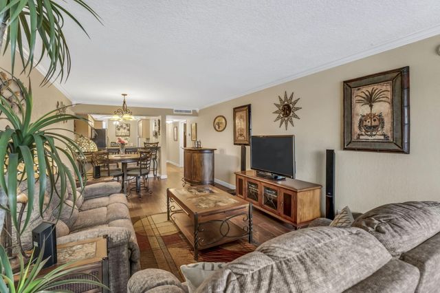 6427 CORAL LAKE Drive 303, Margate, FL 33063