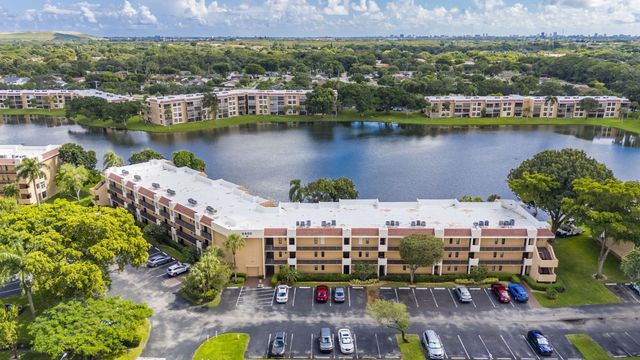 6427 CORAL LAKE Drive 303, Margate, FL 33063