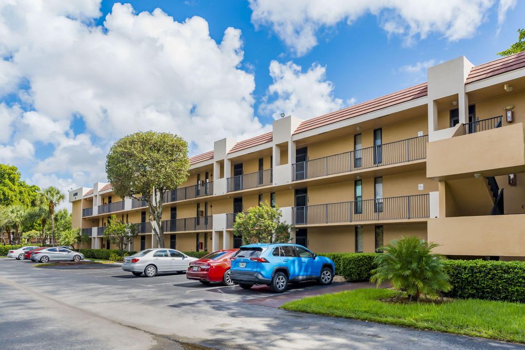 6427 CORAL LAKE Drive 303, Margate, FL 33063