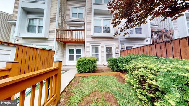 6008 CHESTNUT HOLLOW CT, Centreville, VA 20121