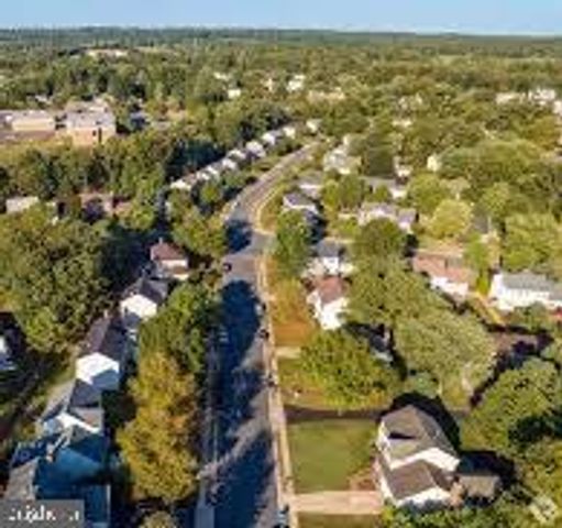 6008 CHESTNUT HOLLOW CT, Centreville, VA 20121