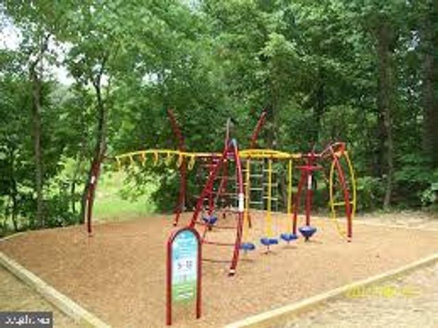 6008 CHESTNUT HOLLOW CT, Centreville, VA 20121