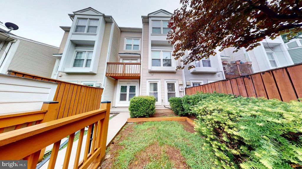 6008 CHESTNUT HOLLOW CT, Centreville, VA 20121