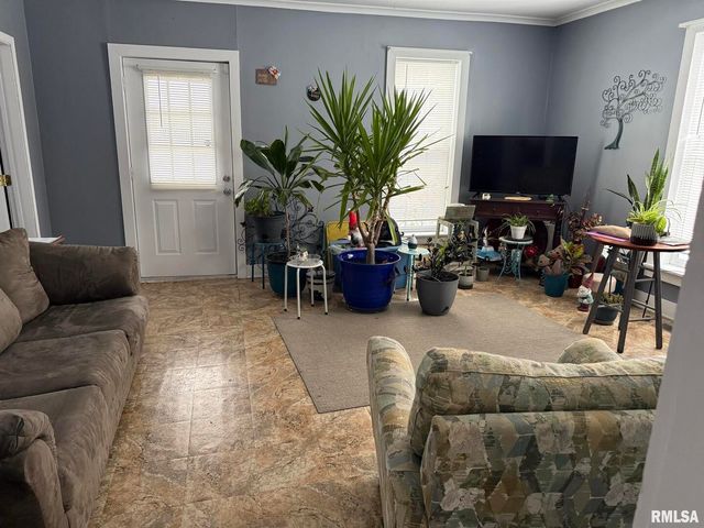 809 S COMMERCIAL Street, Benton, IL 62812