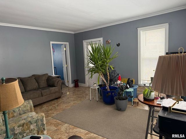 809 S COMMERCIAL Street, Benton, IL 62812