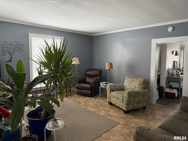 809 S COMMERCIAL Street, Benton, IL 62812