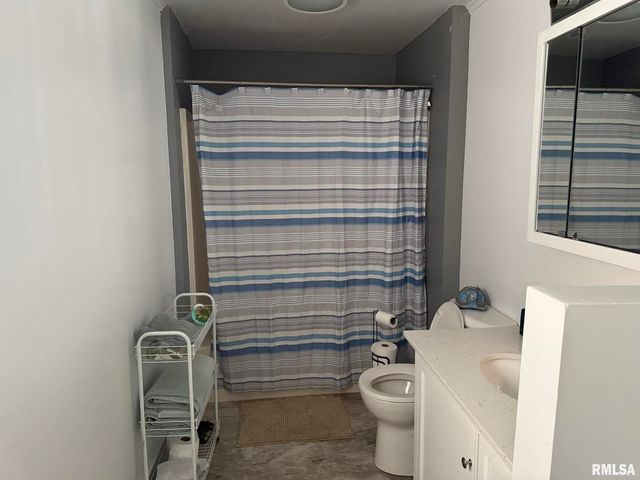 809 S COMMERCIAL Street, Benton, IL 62812