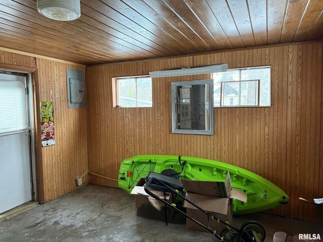 809 S COMMERCIAL Street, Benton, IL 62812