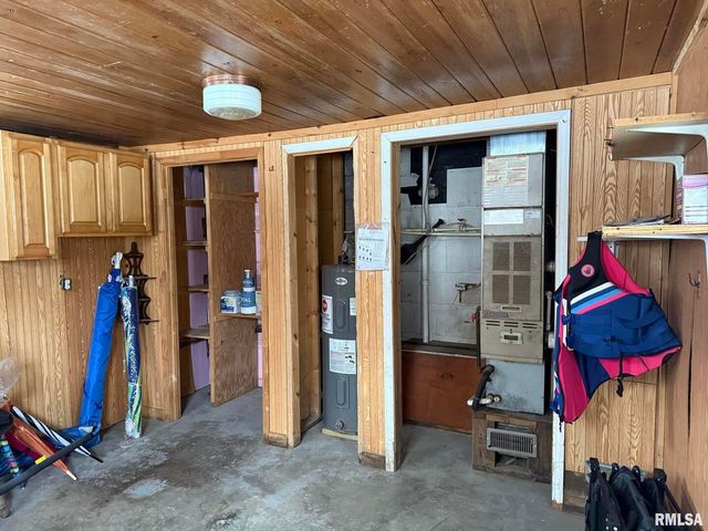 809 S COMMERCIAL Street, Benton, IL 62812